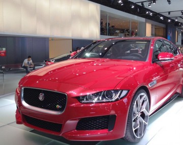 Paris 2014: Jaguar a pus în scenă un sedan XE roşu